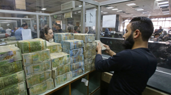 بعد رفع العقوبات.. كيف تحرك سعر الليرة السورية مقابل الدولار؟